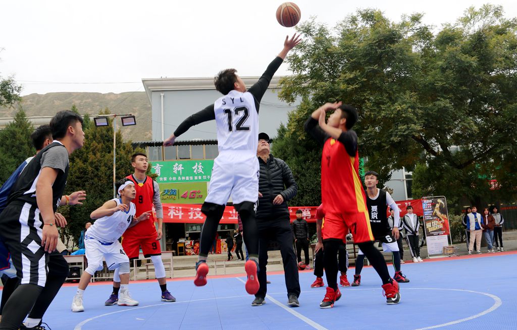 美加墨世界杯官方网站第五届“迎新杯”篮球赛开幕.jpg