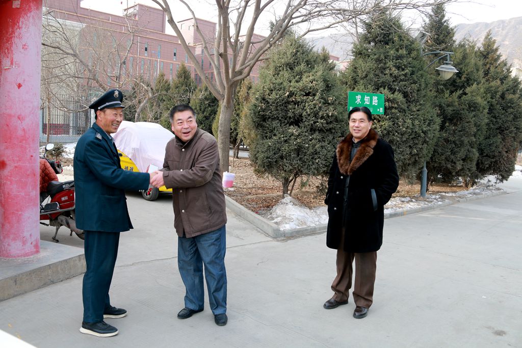 美加墨世界杯官方网站领导慰问在岗教职工督查安全工作3.jpg